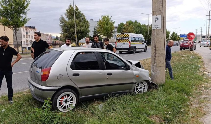 Kontrolden çıkan otomobil beton direğe çarptı: 1 yaralı