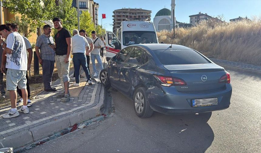 Otomobil ile minibüs çarpıştı: 8 yaralı