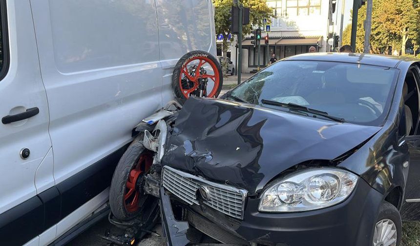 Otomobille çarpışan motosiklet iki araç arasında sıkıştı: 1 yaralı