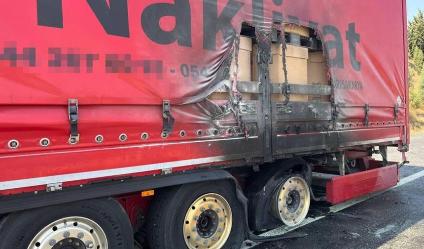 Seyir halindeki tırın dorsesi alev aldı