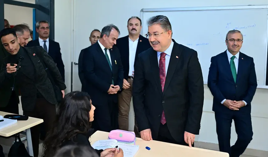Vali Dr. Erdinç Yılmaz’dan okul ziyareti: Gençlerin planlarını ve taleplerini dinledi