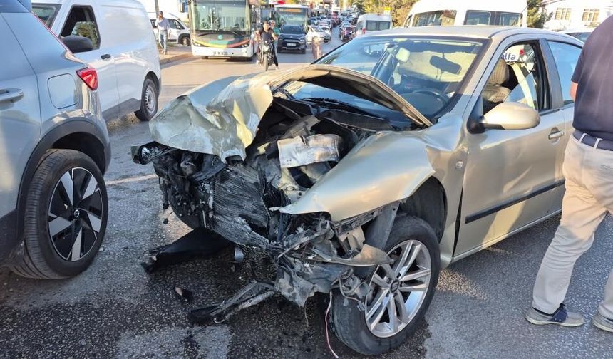 Eskişehir Basın Şehitleri Caddesi’nde can pazarı: 4 araç birbirine girdi