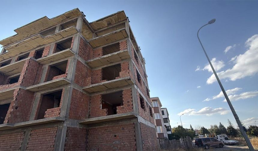 Eskişehir’de 4 katlı inşaatta korkutan olay! Son kattan düştü