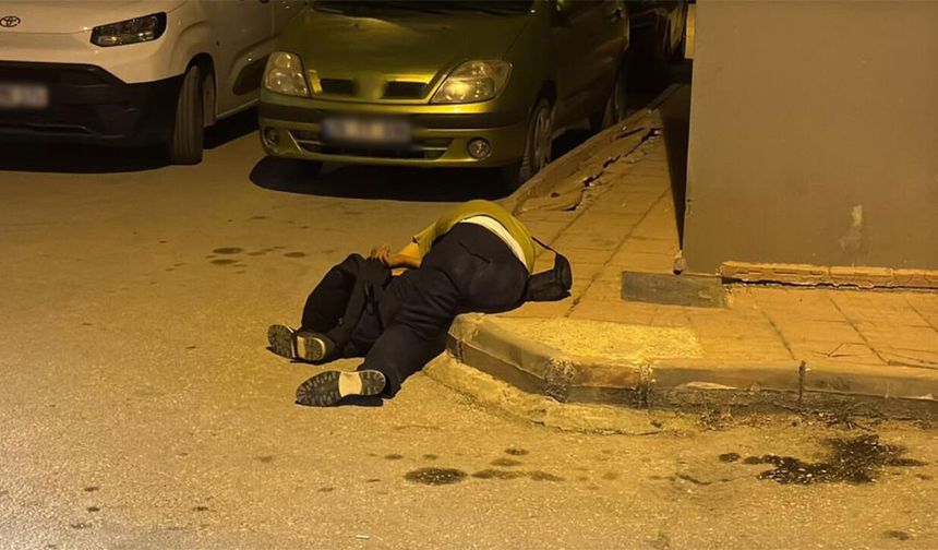 Eskişehir'de alkollü şahıs kaldırımda sızdı, müzik sesi çevredekileri şaşırttı