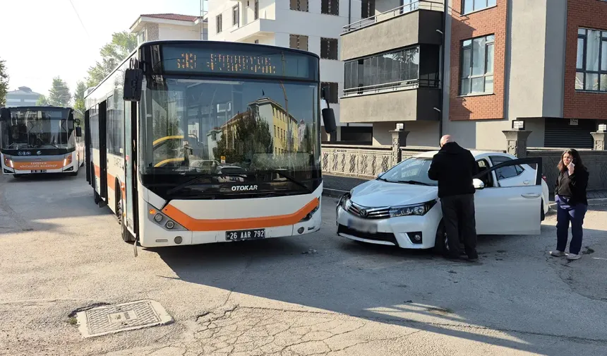 Eskişehir'de belediye otobüsü ile otomobil çarpıştı, 2 öğrenci yaralandı