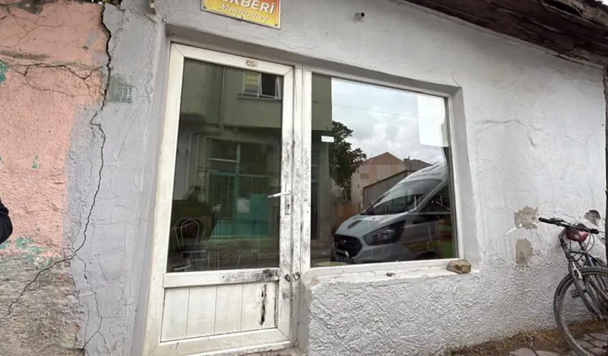 Eskişehir’de berber dükkanının kilidini kırdılar, ardından bunu yaptılar