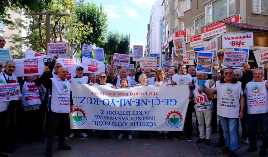 Eskişehir’de emeklilerden ters pankartlı zam eylemi