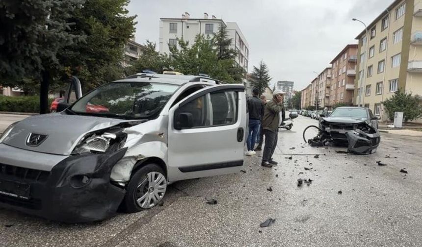 Eskişehir’de iki araç kullanılamaz hale geldi: Kaza sonrası gerginlik