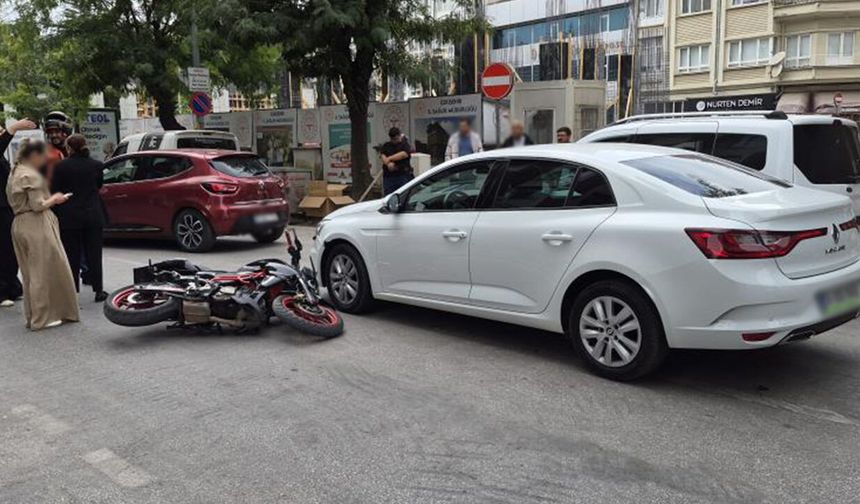 Eskişehir'de korkutan çarpışma! Motosiklet devrildi