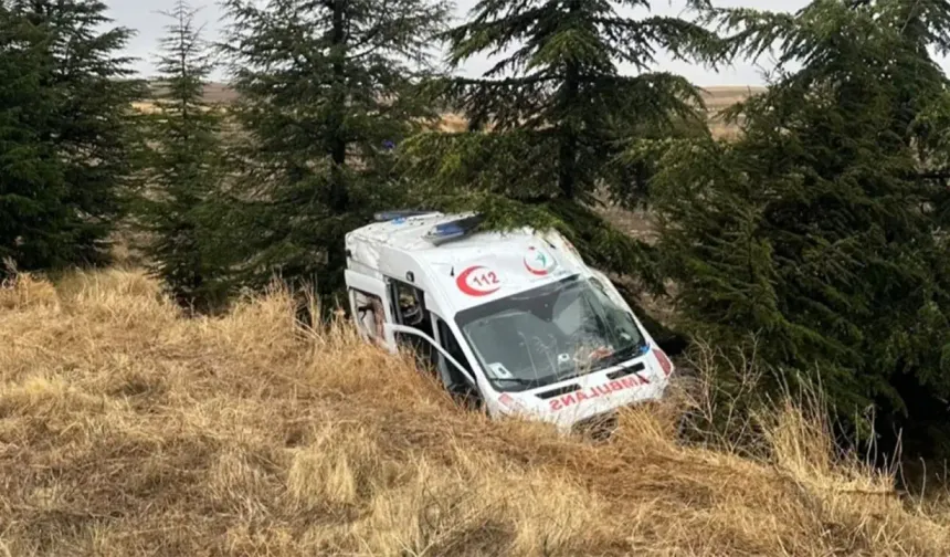Eskişehir'de korkutan kaza! Hasta taşıyan ambulans kontrolden çıktı: 3 yaralı