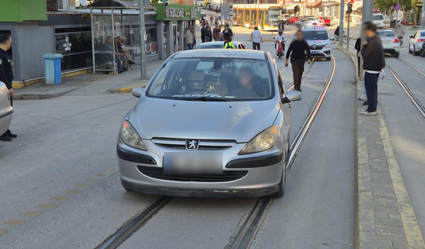 Eskişehir’de korkutan kaza: Otomobil yaşlı kadına çarptı