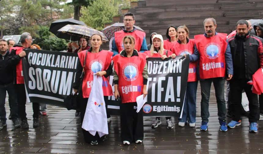Eskişehir’de öğretmenler önlüklerini yere atarak şiddeti protesto etti