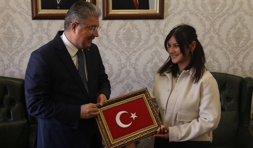 Eskişehir'de Türk Bayrağı karşısında kayıtsız kalmadı: Vali Yılmaz'dan duyarlı kuryeye teşekkür