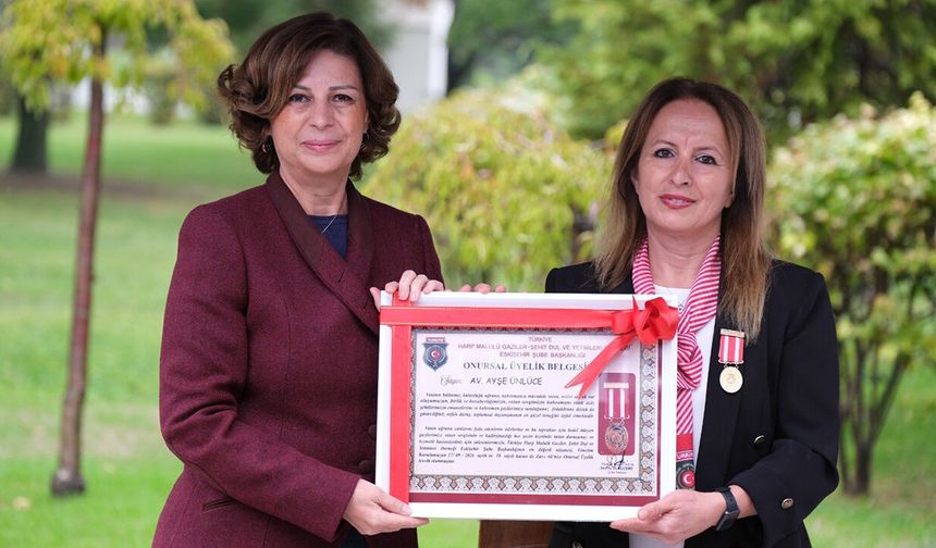 Gaziler ve şehit yakınlarından Ayşe Ünlüce’ye Onursal Üyelik Nişanesi