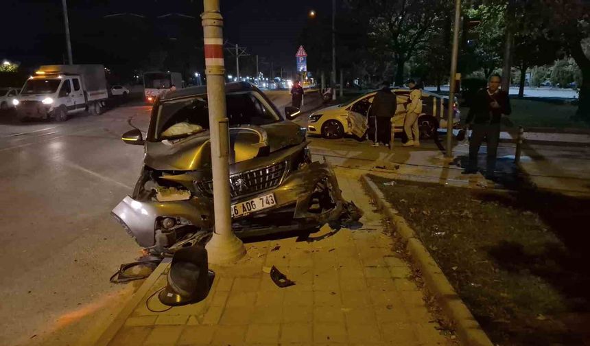 Eskişehir'de kavşakta iki araç birbirine girdi: 3 yaralı