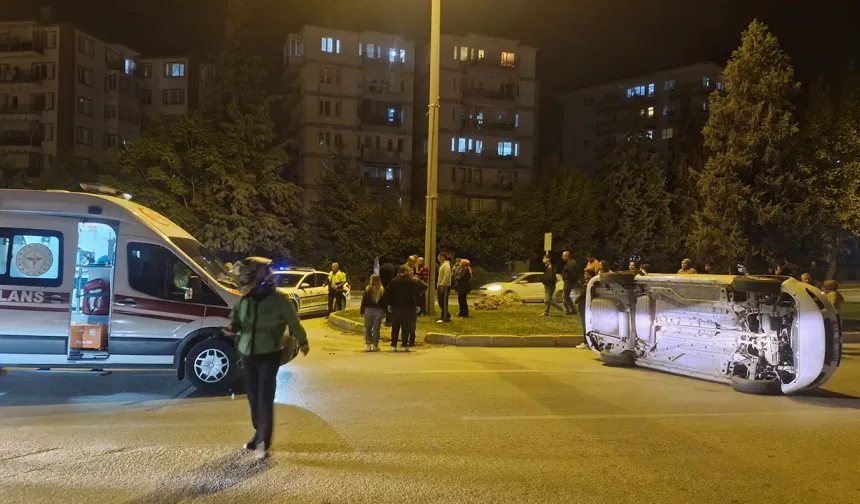 Eskişehir'de iki otomobil çarpıştı: Kazanın etkisiyle araç yan yattı