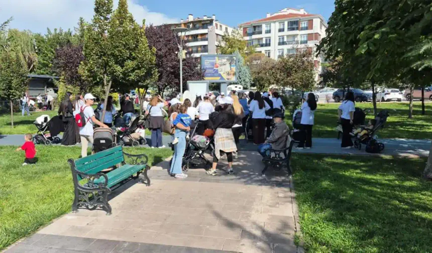 Eskişehir’de 75 anne bebekleriyle parktan çıkarıldı: “Çok kırıcı oldu”