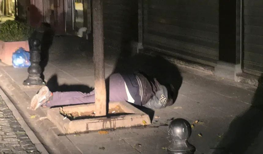Eskişehir'de alkollü şahısın zor anları: Sokak ortasında yere yığıldı