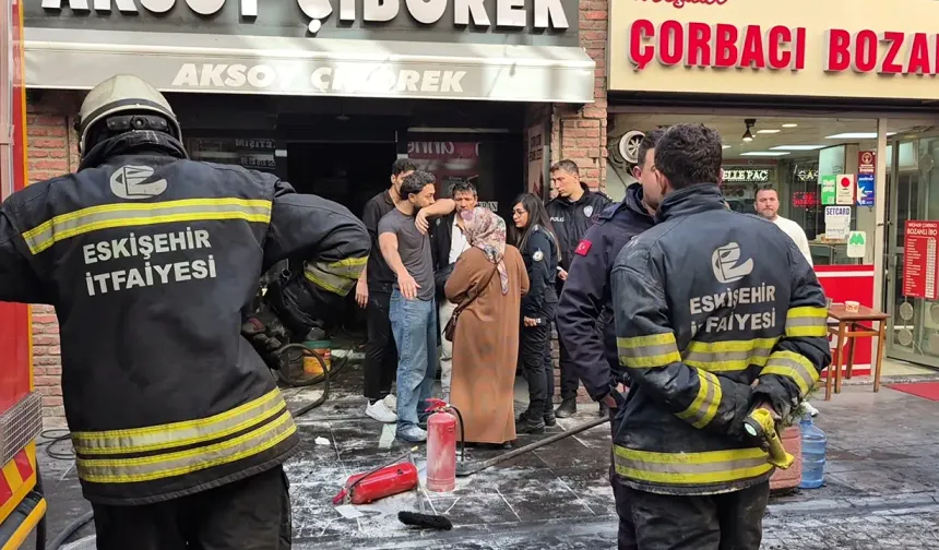 Eskişehir'de çiğbörek dükkanında yangın çıktı: Kızgın yağ alev aldı