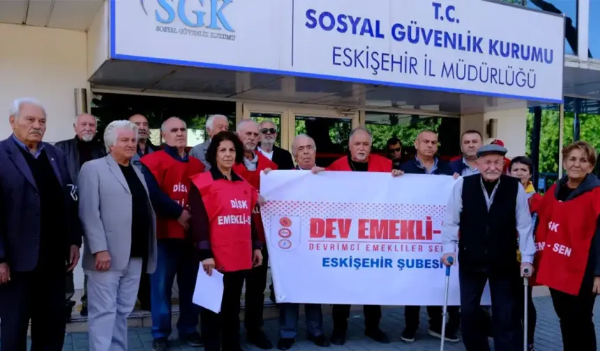 Eskişehir’de emekliler SGK önünde: Kaderimizi başkalarının insafına bırakmayacağız