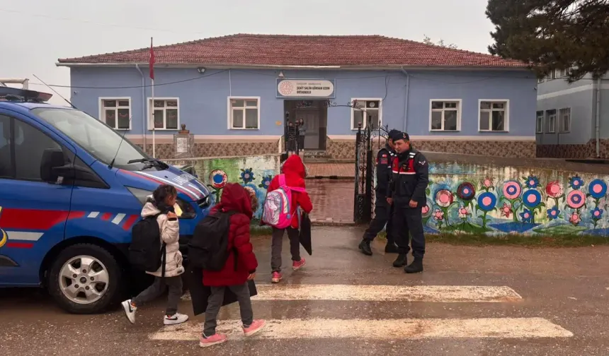 Eskişehir'de güvenli eğitim mesaisi: Jandarma kırsaldaki okullarda denetim yaptı