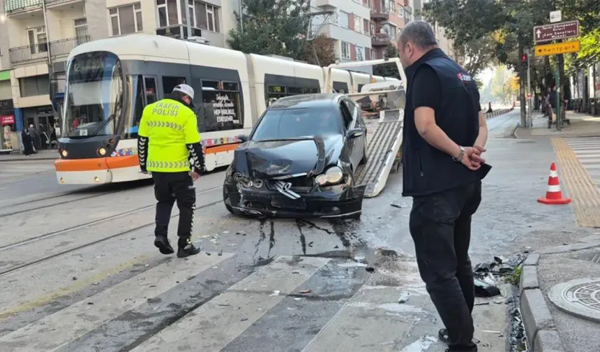 Eskişehir’de korkutan trafik kazası! Tramvay seferlerini aksadı