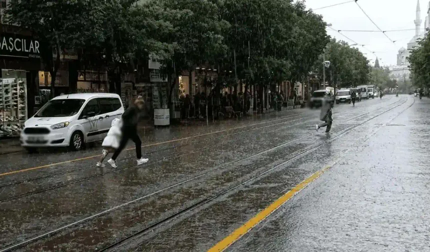 Eskişehir’de kuvvetli sağanak alarmı! Valilik vatandaşları uyardı