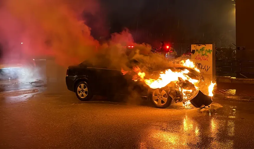 Eskişehir'de otomobili alev alev yandı, sürücü sigara içerek izledi