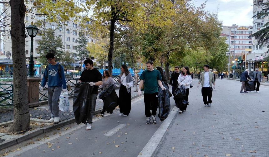 Eskişehir’de üniversitelilerden Porsuk Çayı mesaisi