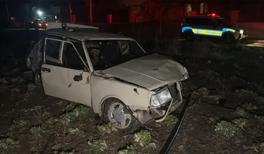 Eskişehir’de yaşanan kazada otomobil hurdaya döndü, mahalle elektriksiz kaldı