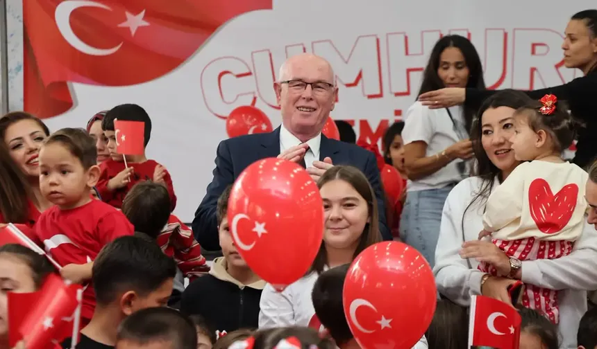 Kazım Kurt sözünü tuttu: Anneler ve çocuklar Cumhuriyet'i kutladı