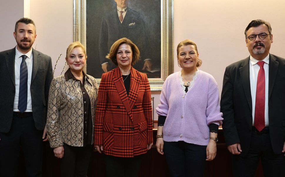 İzmit Belediye Başkanı Fatma Kaplan Hürriyet Ayşe Ünlüce’yi ziyaret etti