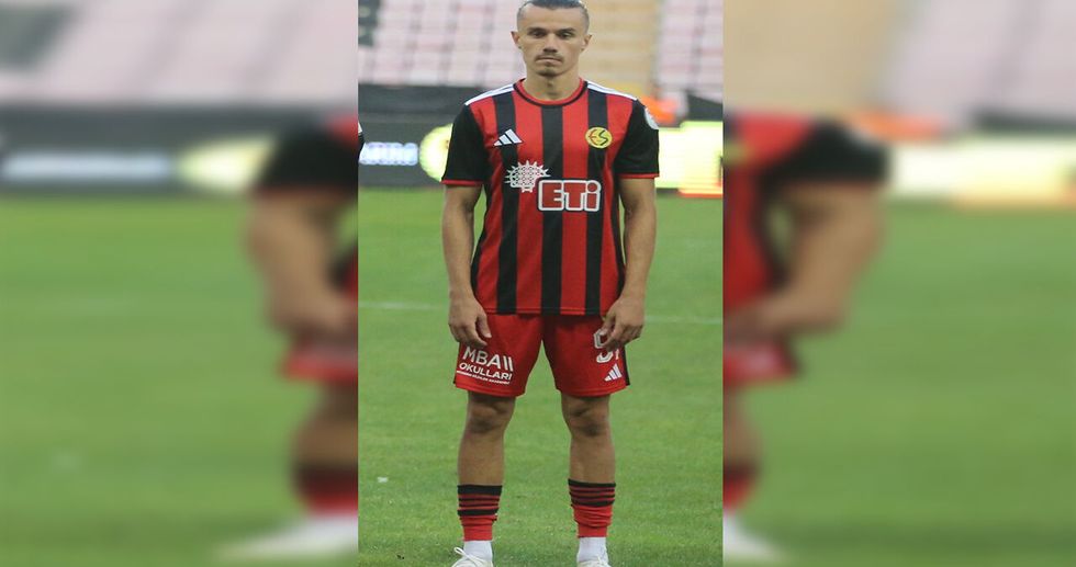 İlk maçta kızardı