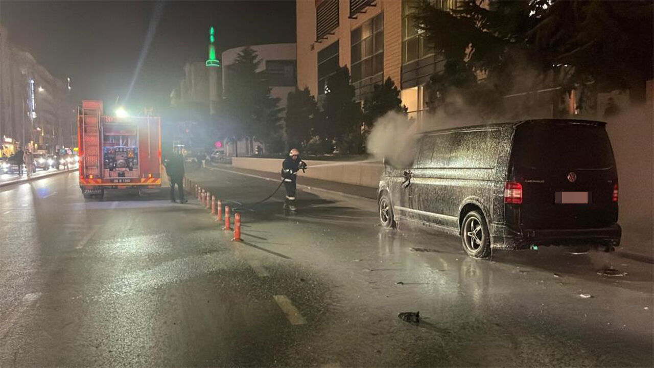 Eskişehir'de Korku Dolu Anlar Minibüs Aniden Alev Aldı1