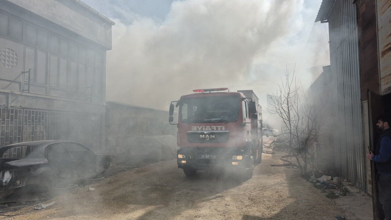 Eskişehir'de Mobilya Deposunda Yangın2