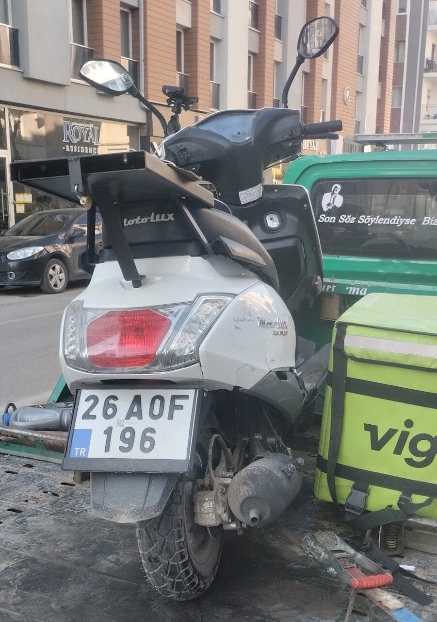 Eskişehir'de Motosikletle Kurye Otomobille Çarpıştı 1 Yaralı1