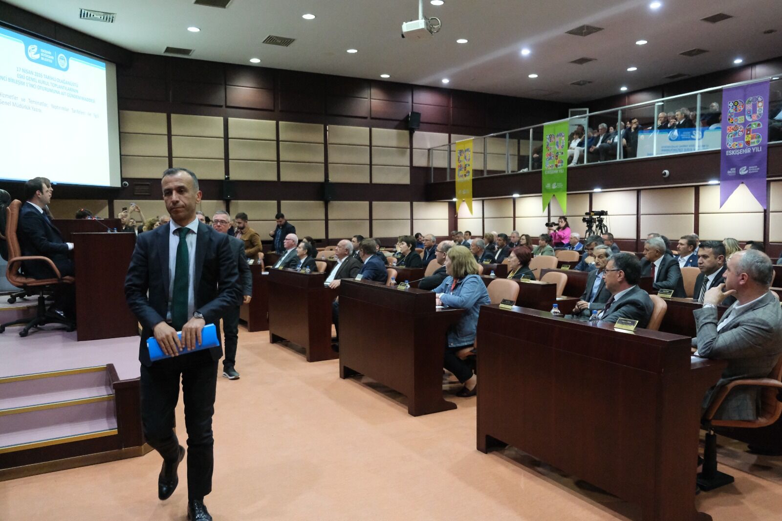 Akp Meclisi Terk Etti