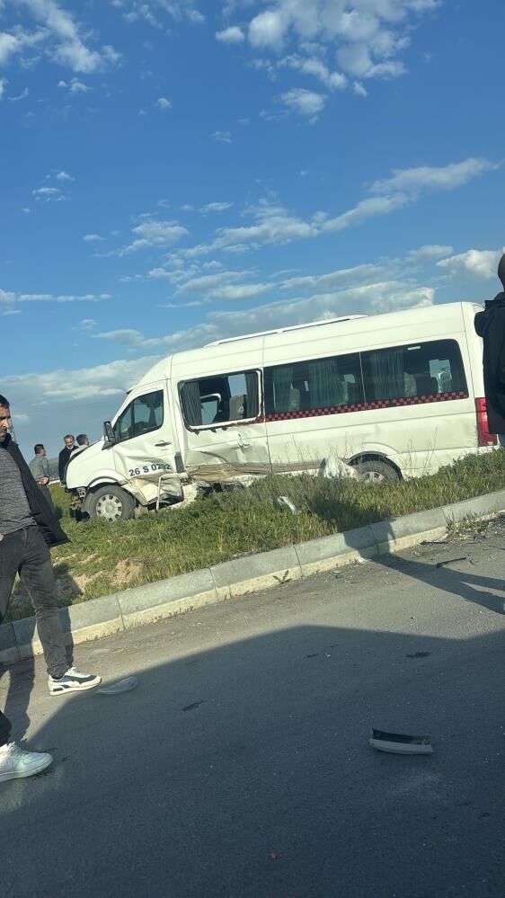 Eskişehir'de Otomobil Ile Işçi Servisi Çarpıştı 6 Yaralı 1