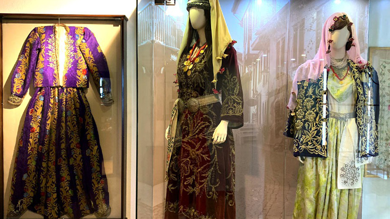 Sözsüz Bi̇r Yardim Çağrisi Mor Kaftan