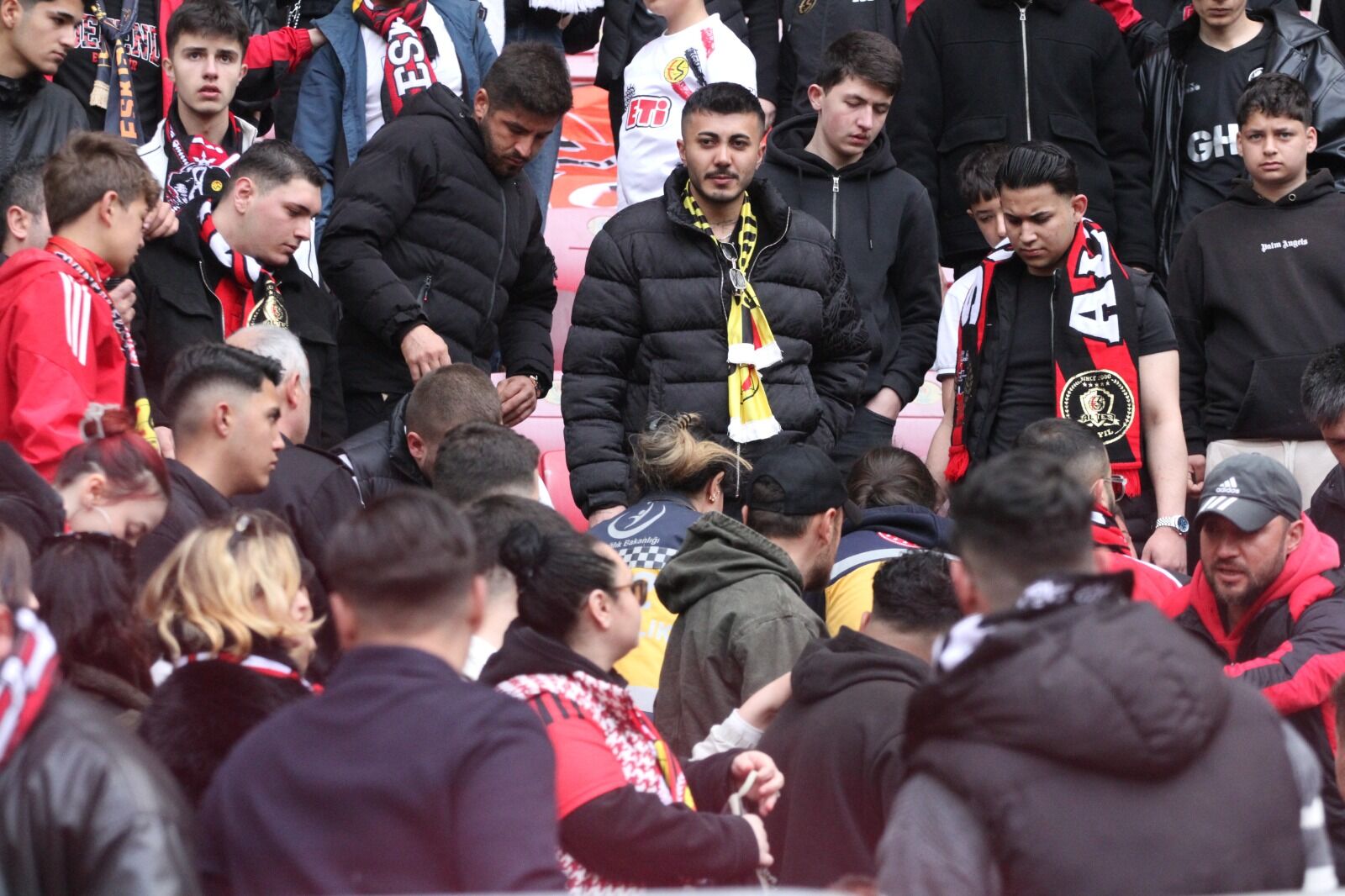 Tribünde Epilepsi Nöbeti Geçiren Taraftara Müdahale 1