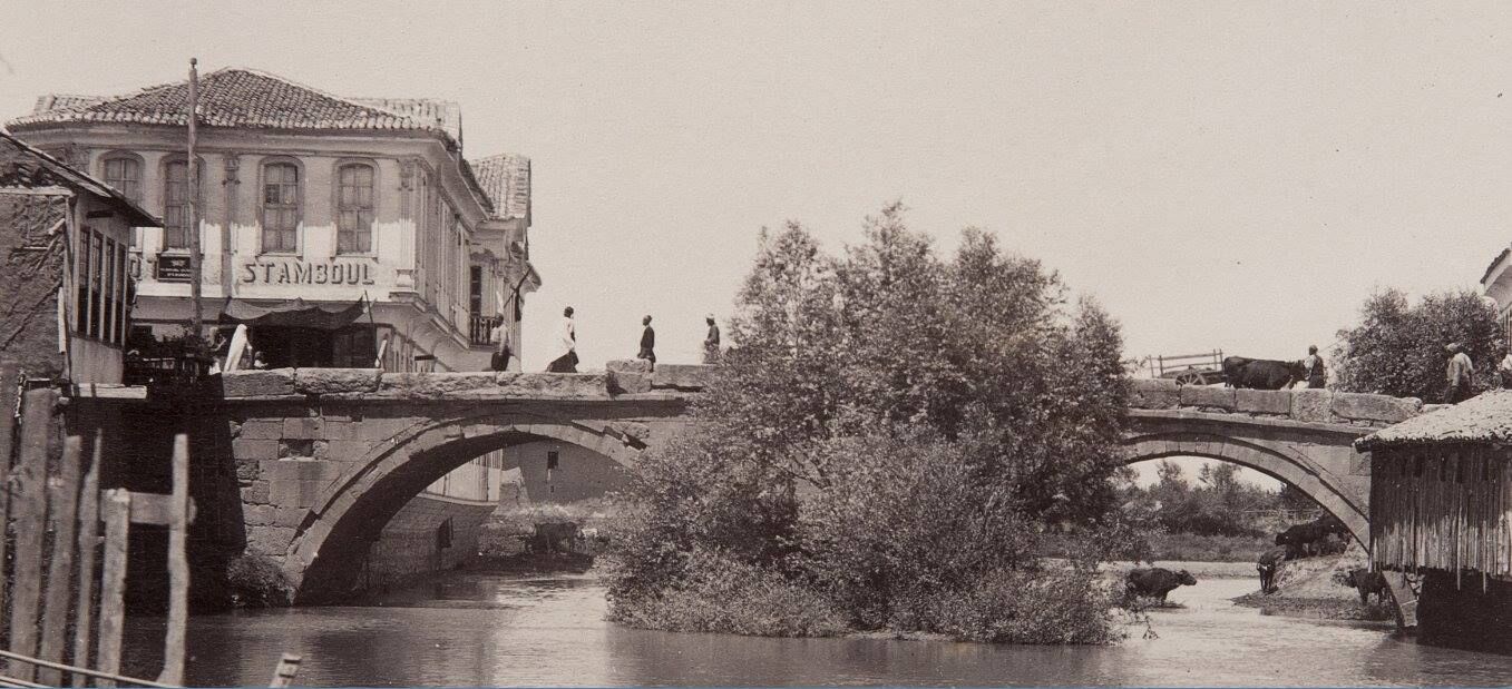 1892 Yili. Eski̇şehi̇r Köprübaşi. O Tari̇hlerde İstanbul'da Yayinlanan Servet İ Fünun Dergi̇si̇ni̇n 12 Ağustos 1892 Tari̇hli̇ Sayisinda Yayinladiği Eski̇şehi̇r Köprübaşi Kapak Fotoğrafi.