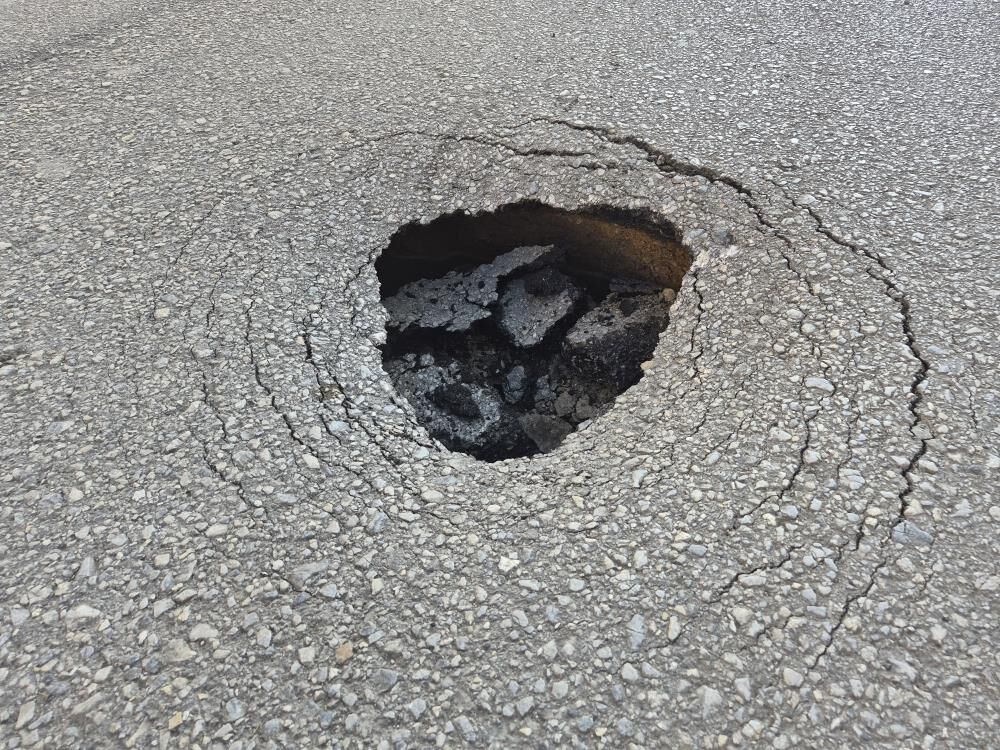 Eskişehir’de Asfalt Yol Çökt Sürücüler Tehlike Atlattı1