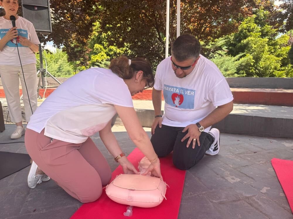 Eskişehir'de Doğru Kalp Masajı Tekniği Uygulamalı Olarak Gösterildi2