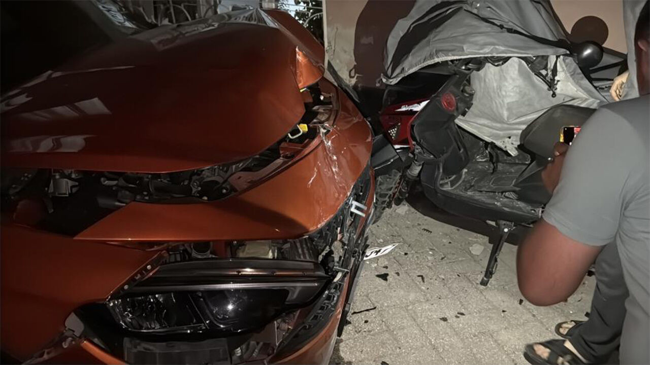 Eskişehir'de Kontrolden Çıkan Otomobil, Motosiklet Ve Araca Çarptı2