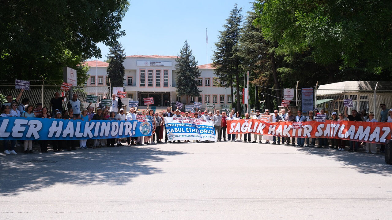 Eskişehir’de Özelleştirmelere Karşı Insan Zinciri Oluşturuldu