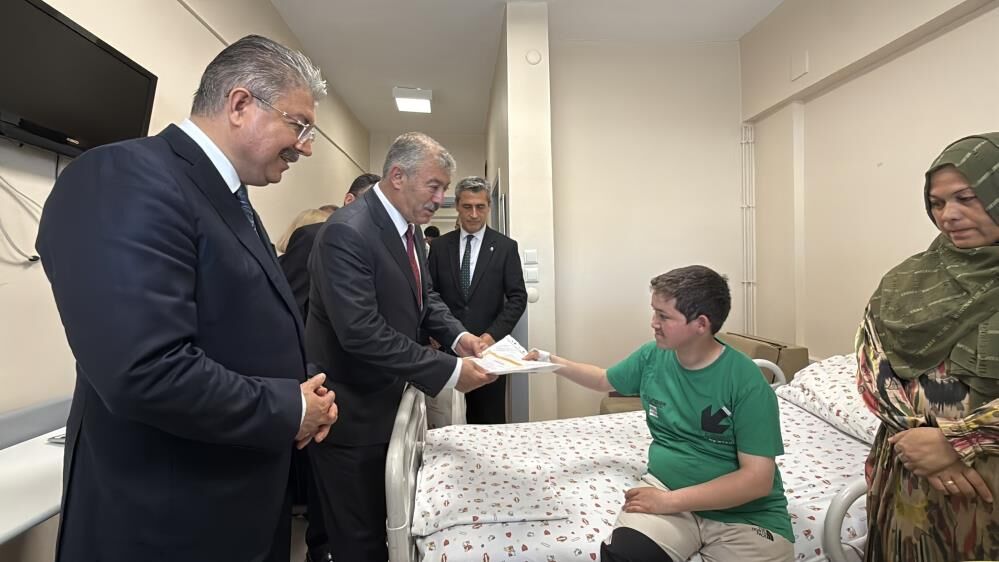 Vali Yılmaz, Hastanede Tedavi Gören Öğrencilerin Karne Heyecanına Ortak Oldu2