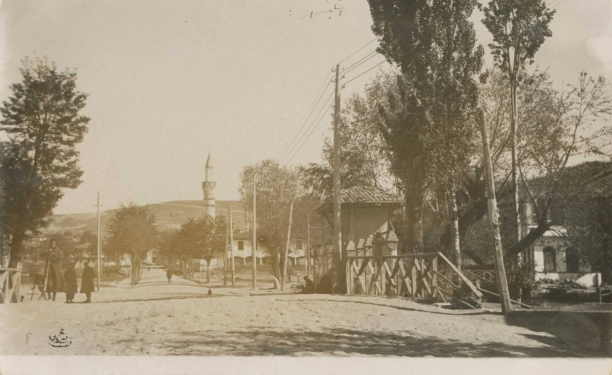 1930'Lu Yillar. Eski̇şehi̇r Yedi̇ler Semti̇. Yedi̇ler Köprüsü Ve Çeşmesi̇. Yeni̇ Açilan Li̇se Caddesi̇ Ve Geri̇lerde Alaaddi̇n Cami̇i̇ Görülüyor.