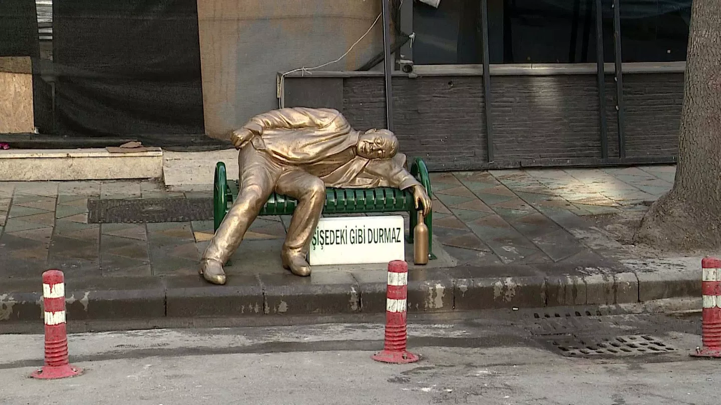 Barlar Sokağı Girişinde Yer Alan Heykel