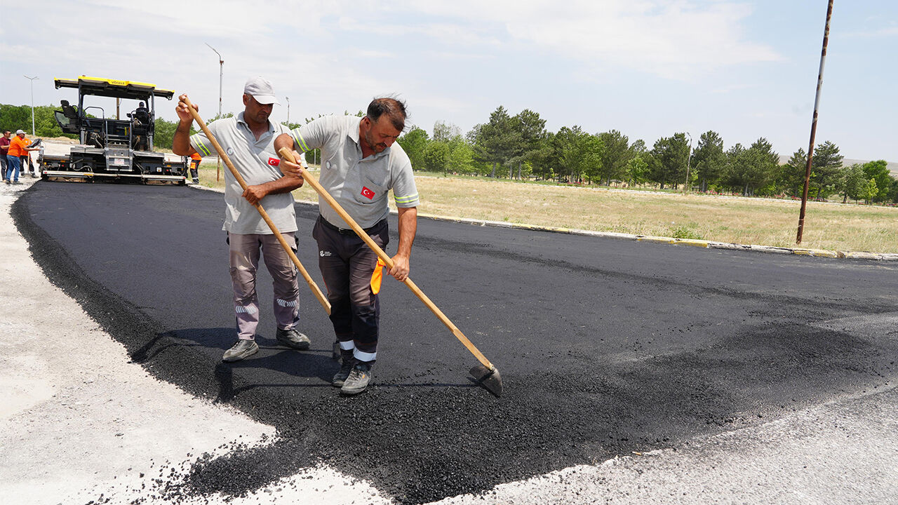 Başkan Ünlüce, Sakaryabaşı’ndaki Asfalt Çalışmalarını Yerinde Inceledi2