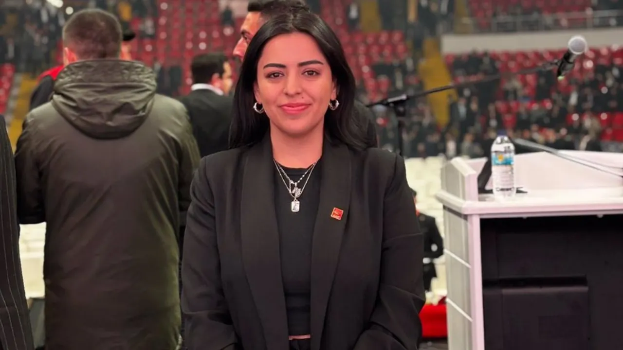 CHP Gençlik Kolları Genel Başkan Yardımcısı Selvinaz Durur, partisinden istifa etti